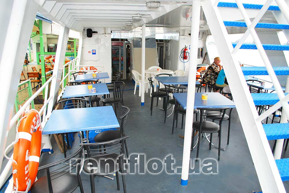 Кормової салон нижньої палуби теплохода Риверест