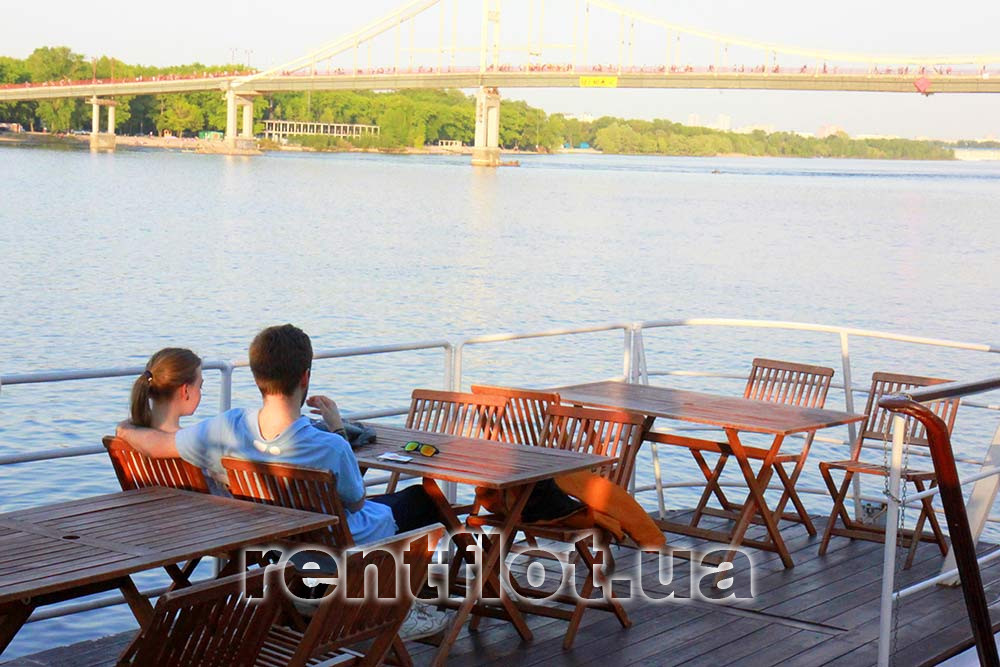 Збільшити фото корми другої палуби теплохода Срібний Бриз Корма другої палуби теплохода Срібний Бриз