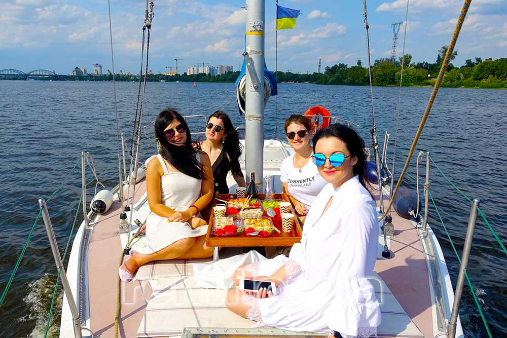 Збільшити фото фуршета на палубі на парусній яхті Фуршет на палубі парусної яхти Воля