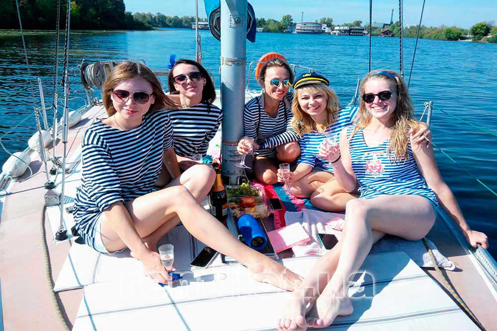 Збільшити фото з подружками на парусній яхті Воля З подружками на парусній яхті Воля
