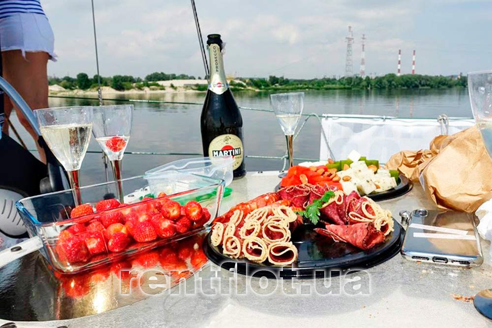 Збільшити фото свята на борту на парусній яхті Воля Свято на борту парусної яхти Воля