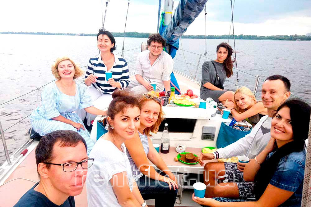Збільшити фото гостей на парусній яхті Воля Гості на борту парусної яхти Воля