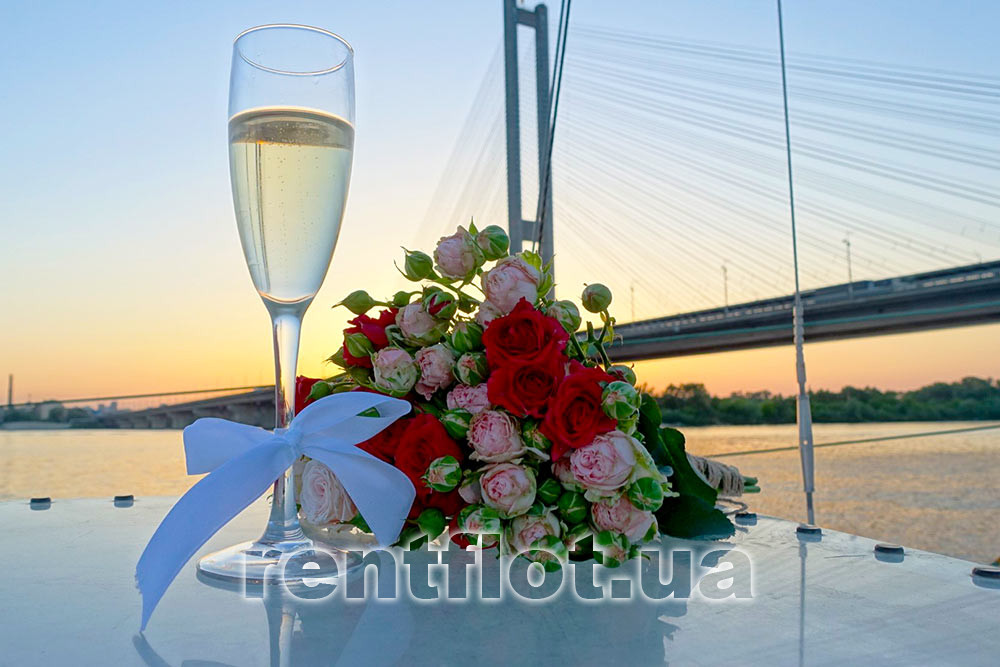 Збільшити фото виду на захід з парусної яхти Воля Вид на захід з парусної яхти Воля