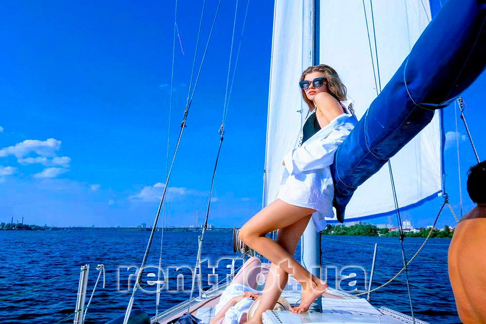 Збільшити фото дівчини на парусній яхті Воля Дівчина на парусній яхті Воля