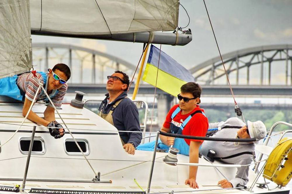 Увеличить фото людей на парусной яхте Черная Жемчужина Люди на парусной яхте Черная Жемчужина