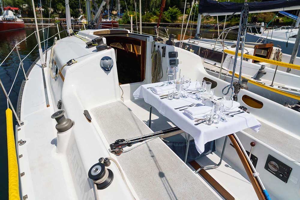Увеличить фото кокпита парусной яхты Черная жемчужина Кокпит парусной яхты Черная жемчужина