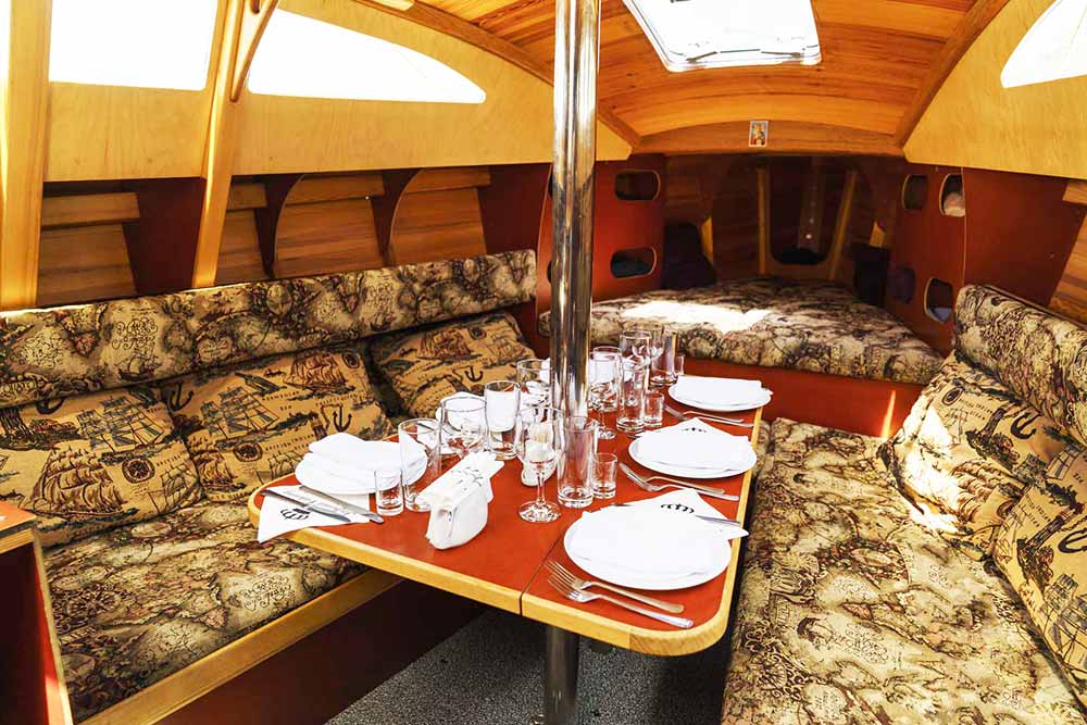 Увеличить фото банкета на яхте Черная Жемчужина Банкет на яхте Черная Жемчужина