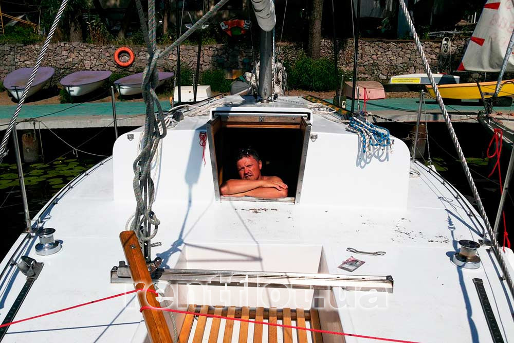 Кокпит и вход в кают-компанию парусной яхты Яна СТ-28