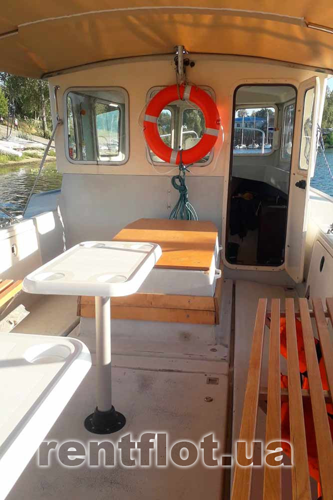Enlarge photo of the entrance to the captain's cabin of the boat Malina Entrance to the captain's cabin of the boat Malina
