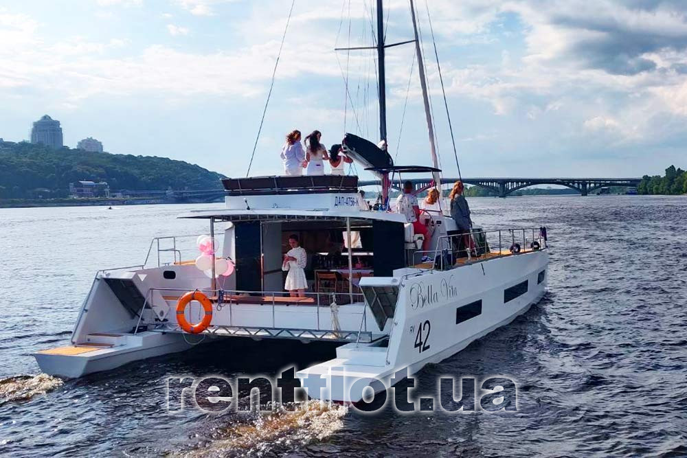 Збільшити фото корми катамарана Белла Віта Корма катамарана Белла Віта