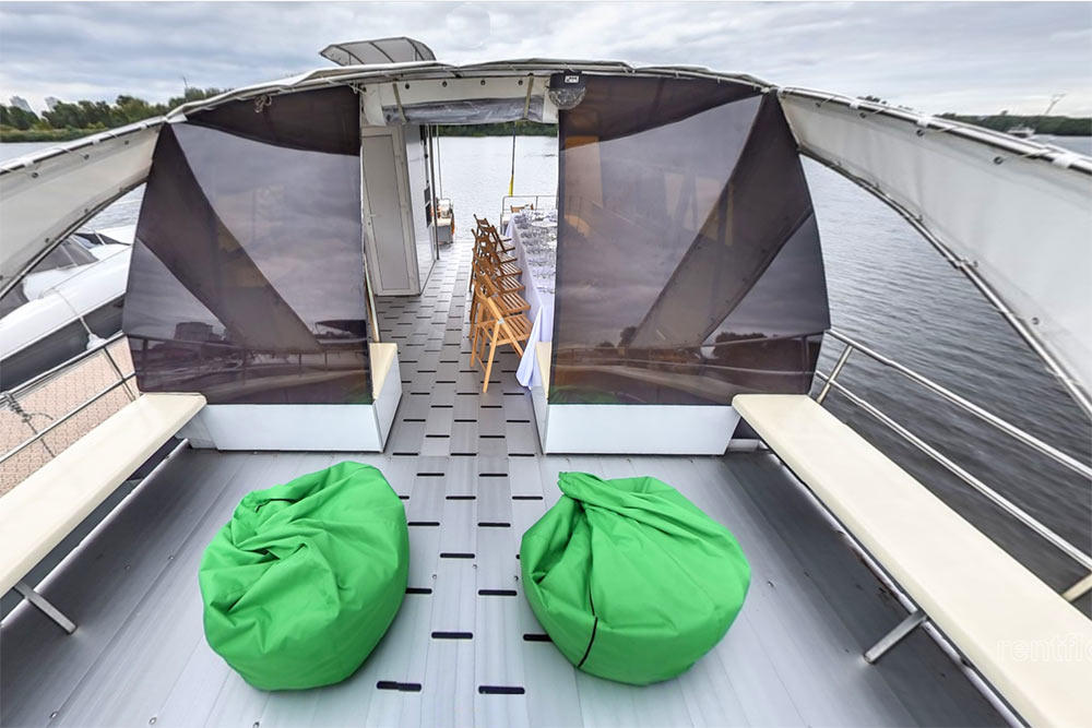Enlarge photo of the bow cockpit for 20 seats of the catamaran Fiesta Bow cockpit for 20 seats of the catamaran Fiesta