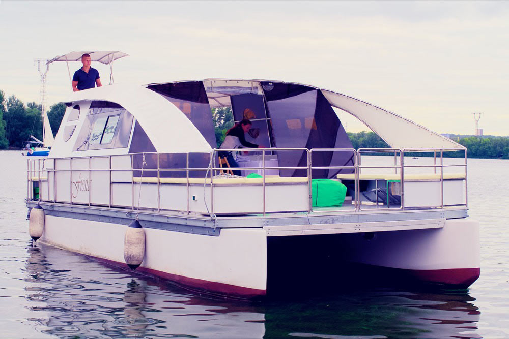 Enlarge photo of the bow of the catamaran Fiesta The bow of the catamaran Fiesta