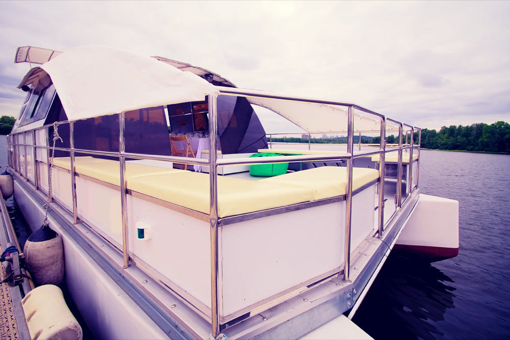 Enlarge photo of the sofas on the bow of the catamaran Fiesta Sofas on the bow of the catamaran Fiesta