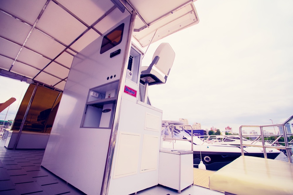 Enlarge photo of the captain's seat on the catamaran Fiesta Captain's seat on the catamaran Fiesta