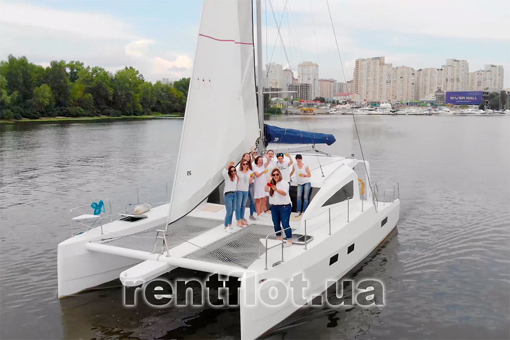 Вид спереди катамарана Ла Вита