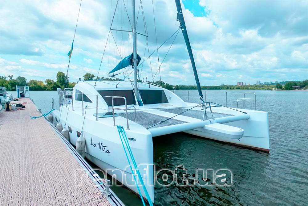Вид на носовую часть катамарана Ла Вита