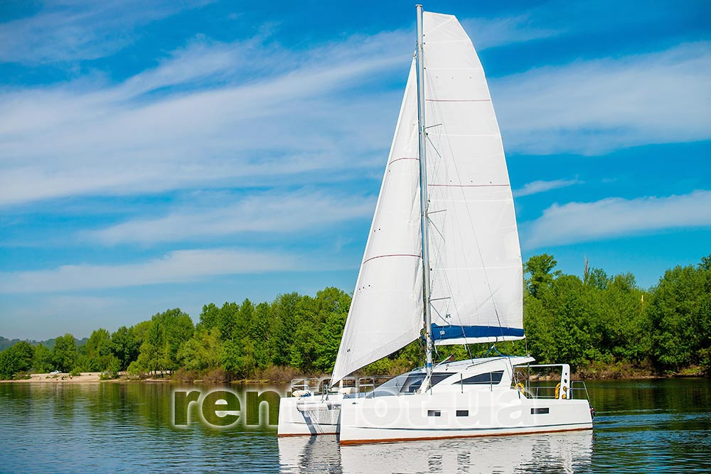 Катамаран Ла Вита под парусами