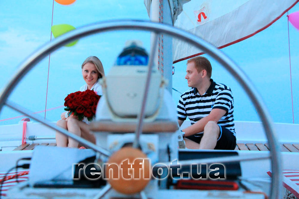 Enlarge photo of a romantic trip on the Aladdin catamaran Romantic walk on the Aladdin catmaran