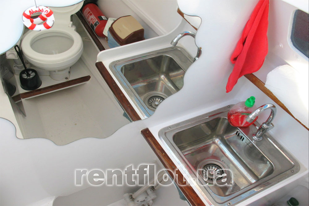 Enlarge photo of the latrine on the catamaran Aladdin Toilet on the Aladdin catamaran
