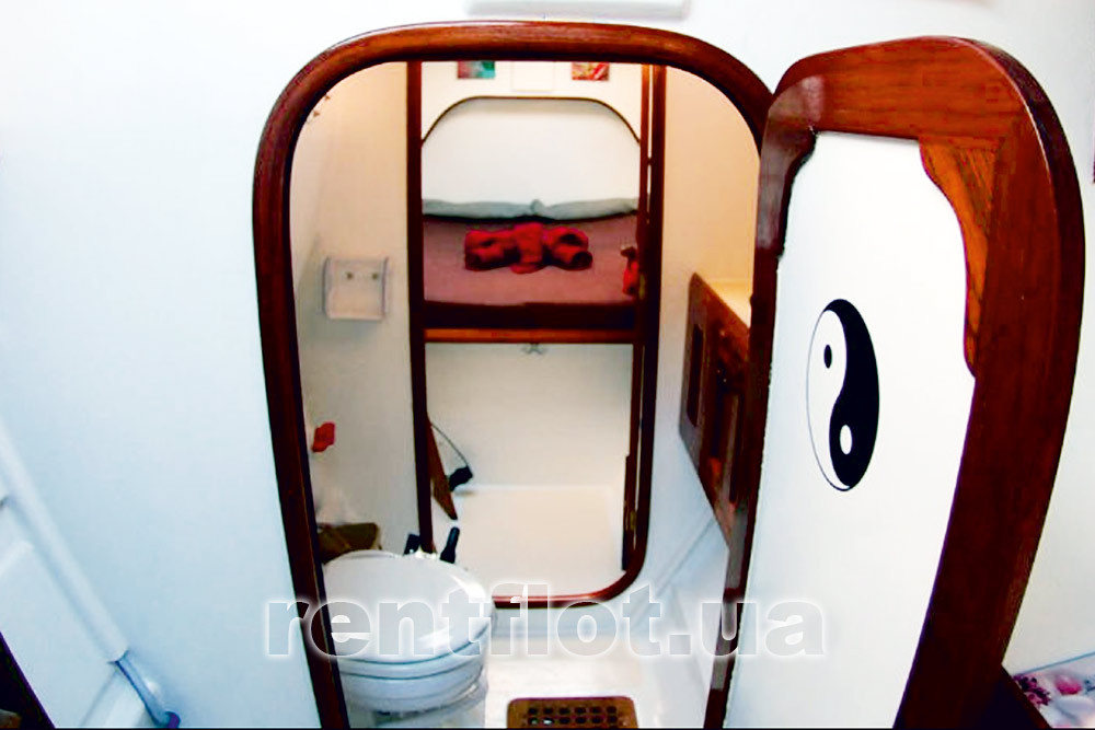 Enlarge photo of the latrine on the Sindbad catamaran Toilet on the Sindbad catamar