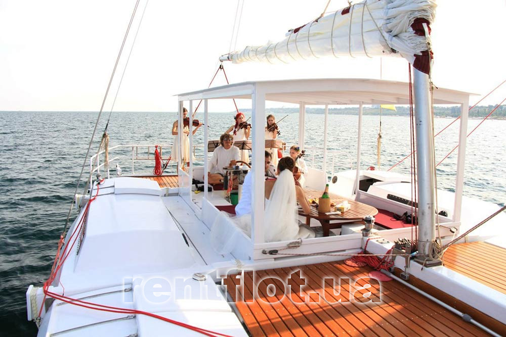 Enlarge the photo of the holiday for two on the Sindbad catamaran Party for two on the Sindbad catamaran