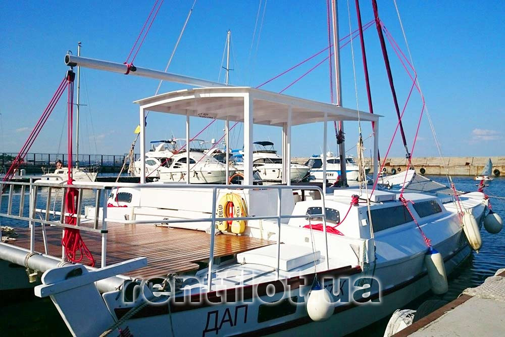 Enlarge photo of the catamaran Sindbad waiting for guests Catamaran Sindbad awaiting guests