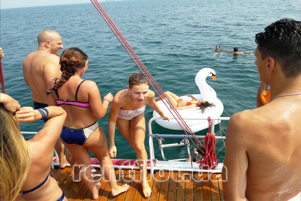 Enlarge photo of swimming in the sea from the Sindbad catamaran Swimming in the sea from the Sindbad catamaran