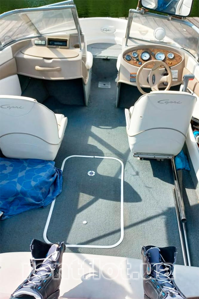 Збільшити фото кормового кокпіту і місця керування Бейлайнера-180 Вейк Кормовий кокпіт і місце управління Бейлайнера-180 Вейк