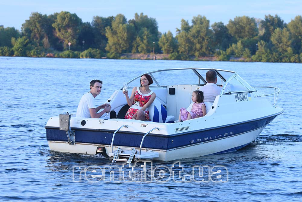 Правий борт катера Бейлайнер-192