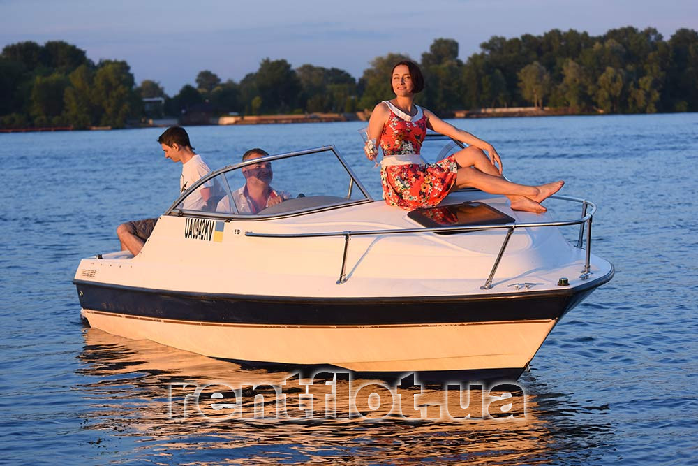 Вечірня прогулянка на катері Бейлайнер-192