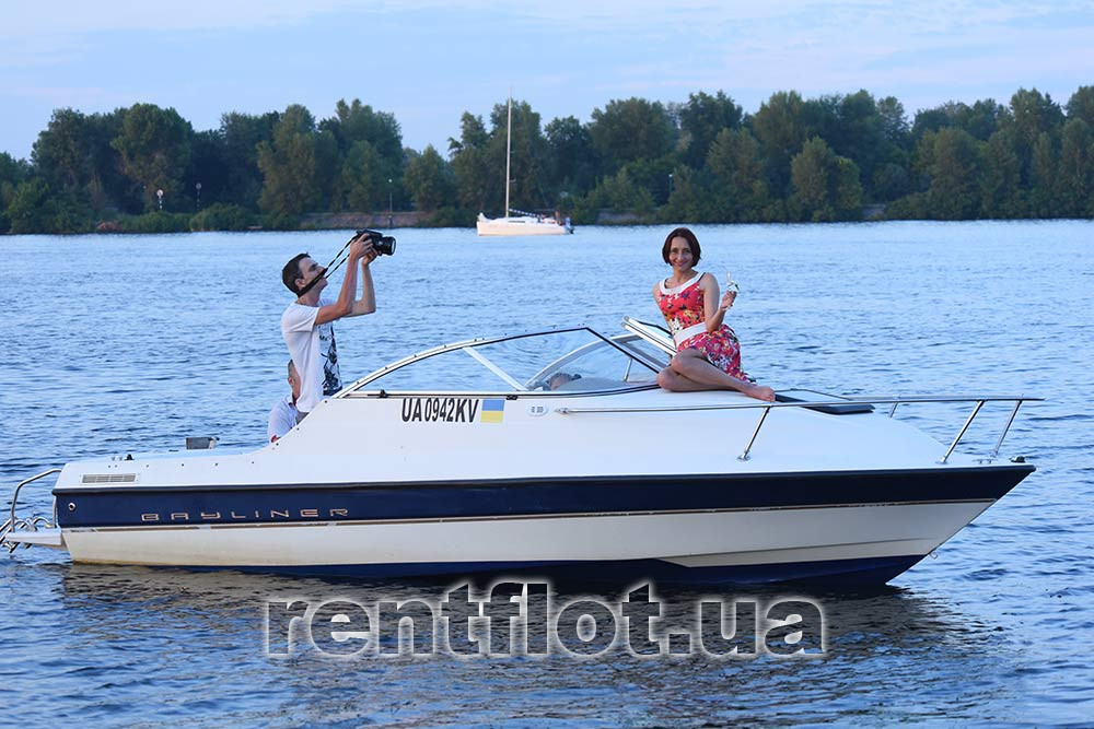 Тихий вечір на катері Бейлайнер-192