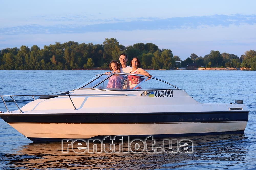 Сімейний відпочинок на катері Бейлайнер-192