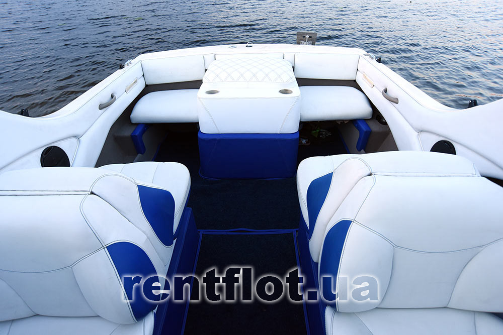 Кормова частина салону катера Бейлайнер-192