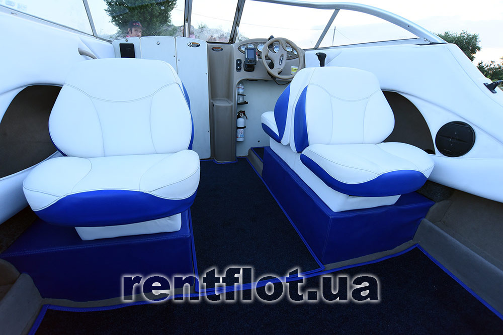 Носова частина салону катера Бейлайнер-192