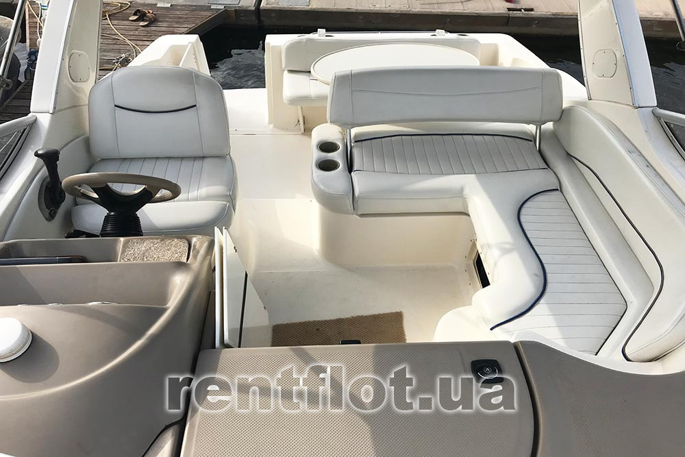 Enlarge photo of the cockpit of the boat Bayliner-285 Cockpit of boat Bayliner-285