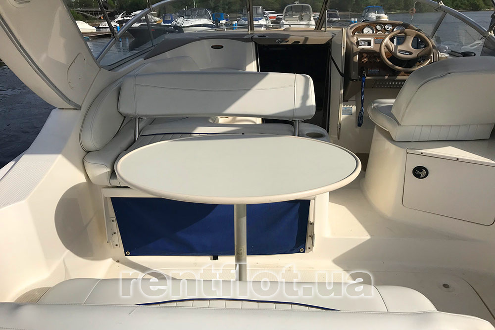 Enlarge photo of the cockpit table of the boat Bayliner-285 Bayliner-285 boat cockpit table