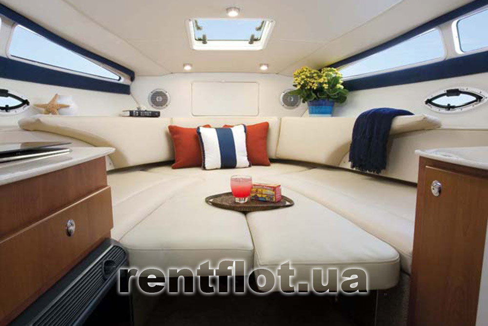 Enlarge photo of the sleeping place in the bow of the boat Bayliner-285 Sleeping place in the bow of the boat Bayliner-285
