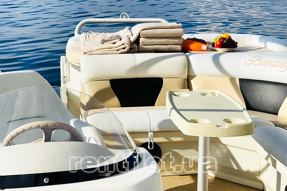 Столик на катере Бентли-240