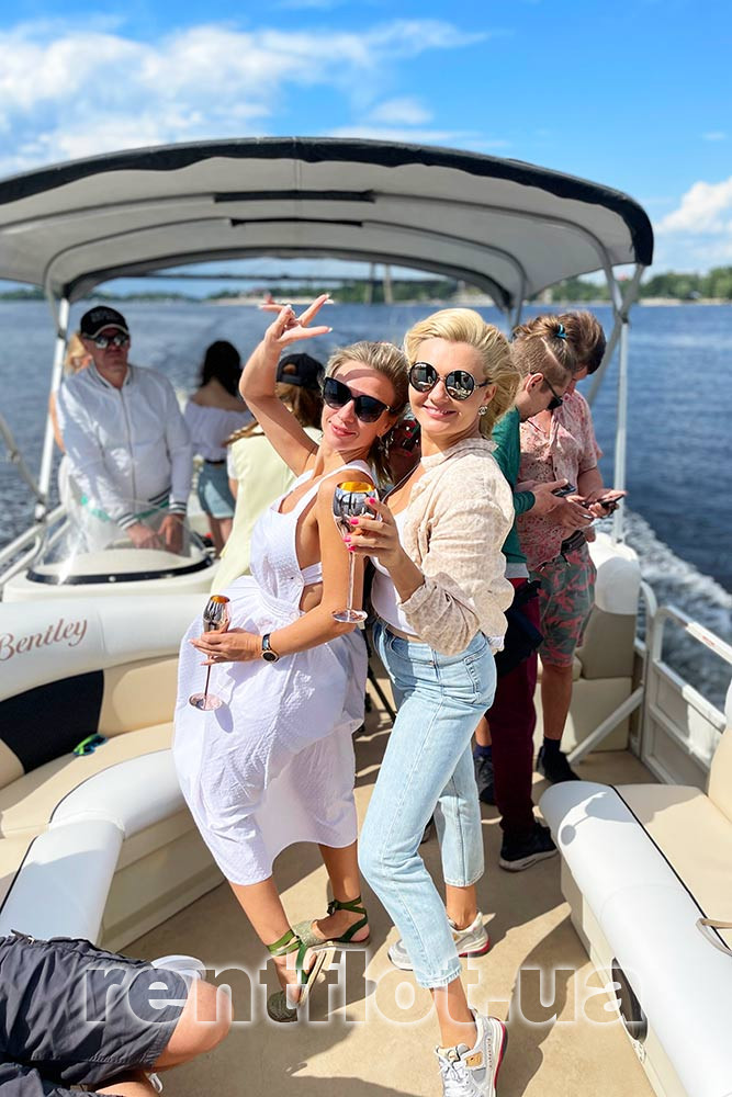 Гости на катере Бентли-240
