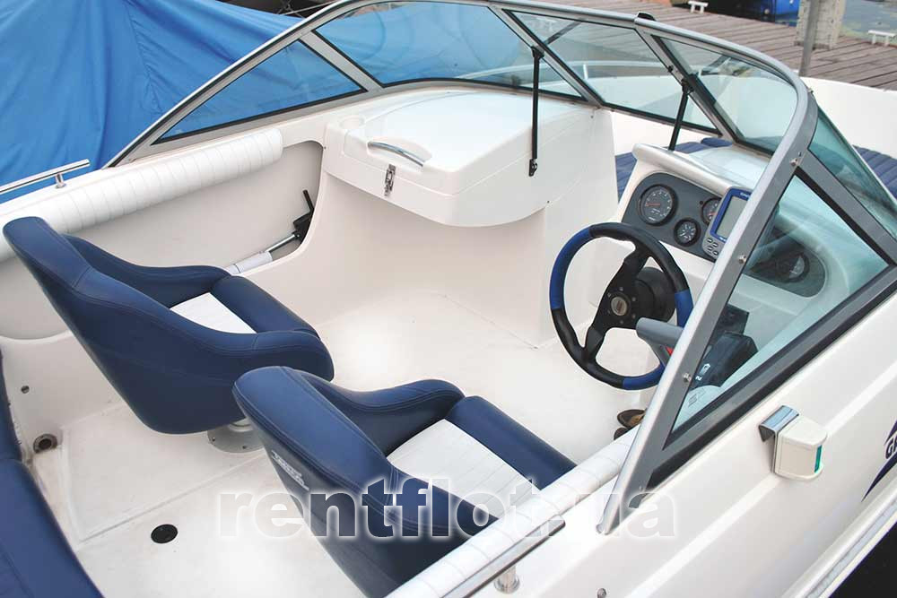 Enlarge photo of the captain's seat of the high-speed boat Galeon A5 Captain's seat of speed boat Galeon A5