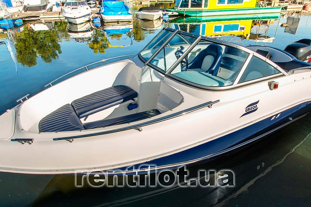 Enlarge photo of the port side of the boat Galeon A5 The port side of the boat Galeon A5