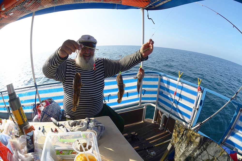 Збільшити фото Рибак на кормі катера Квін Рибак на кормі катера Квін