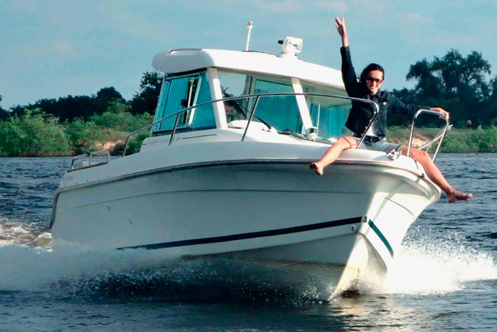 Катер Жено-625 на полном ходу