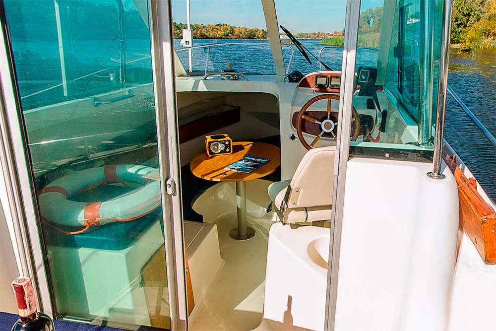 Пост управления на катере Жено-625