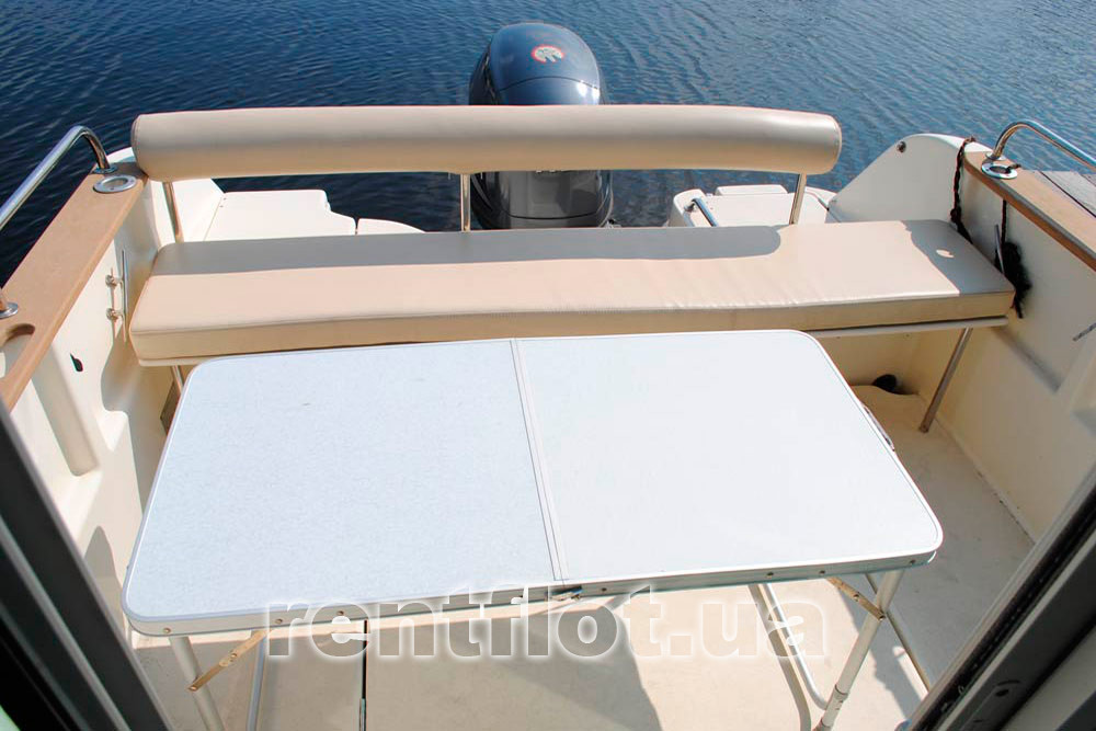 Столик на корме катера Жено-625
