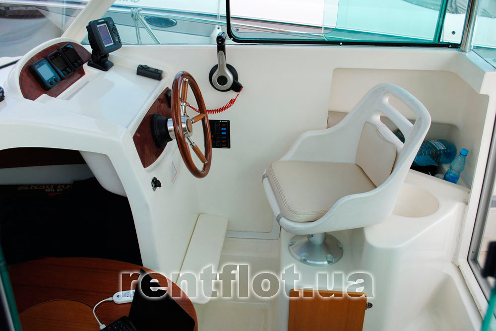 Пост управления на катере Жено-625