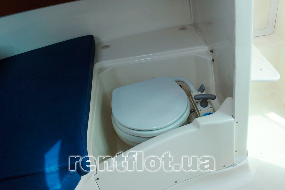 Гальюн на катере Жено-625