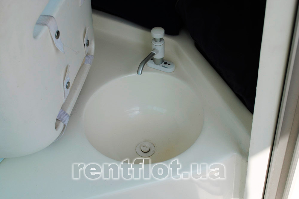 Умывальник на катере Жено-625