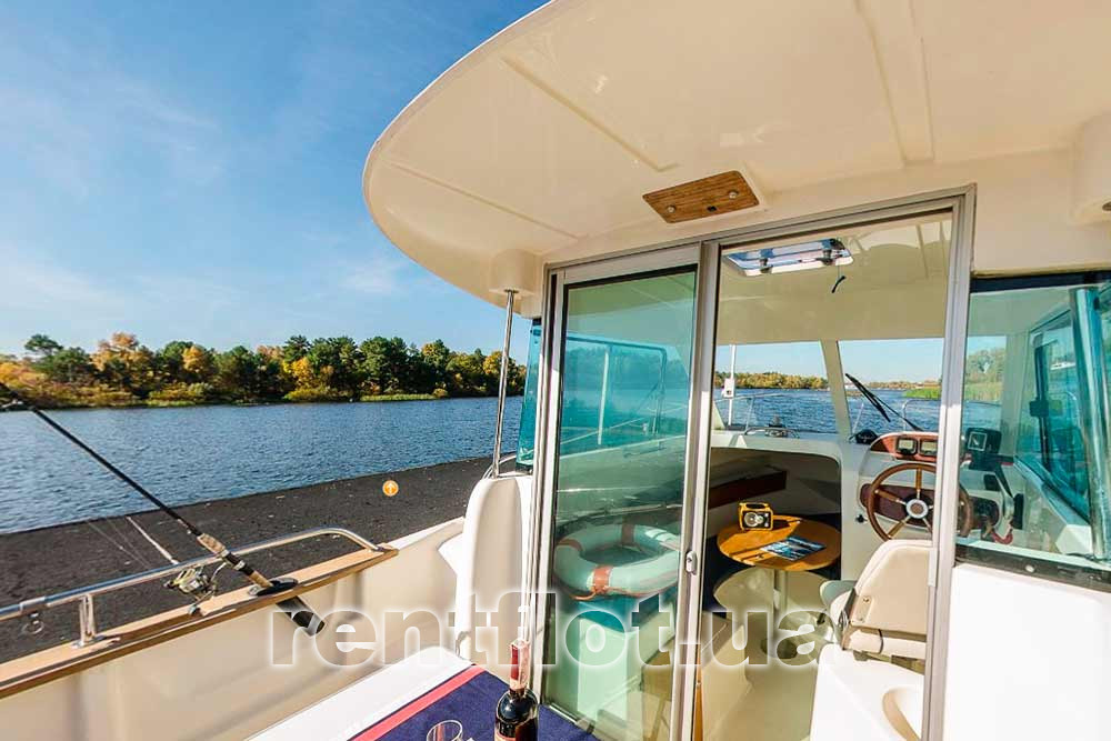 Носовой кокпит катера Жено-625