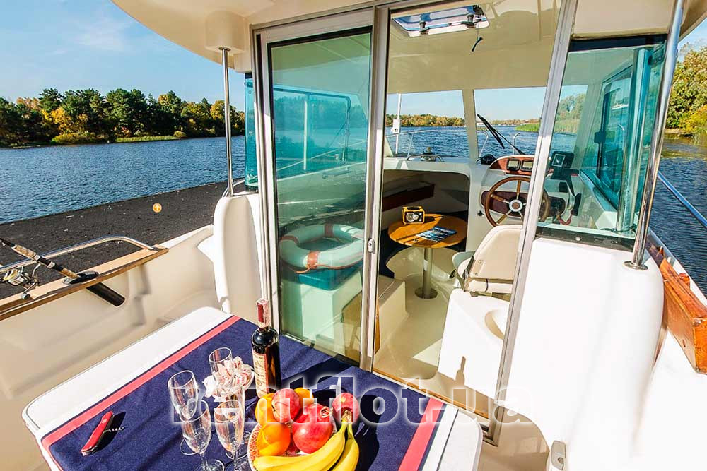 Фуршет на катере Жено-625